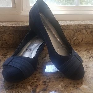 Perfect Navy Blue wedges! Chinese Laundry!